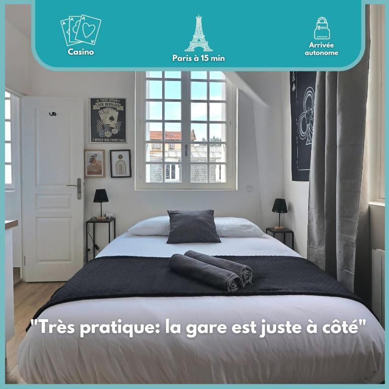 a bedroom with a bed and a window at SC4 - Studio 2e étage - Résidence Casino du Lac in Enghien-les-Bains