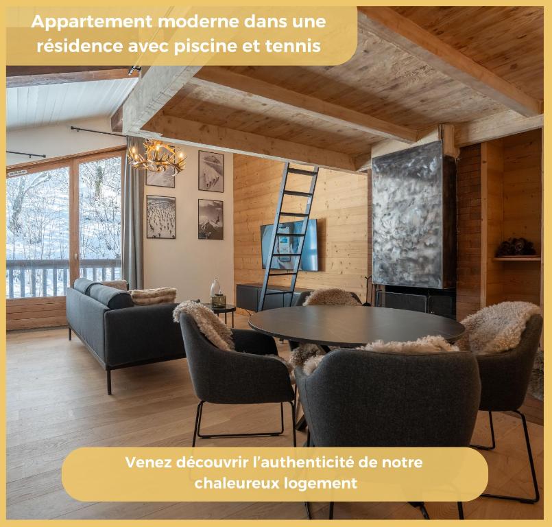Bild eines Wohnzimmers mit einem Tisch und Stühlen in der Unterkunft Le Cocon Alpin I Megève in Megève