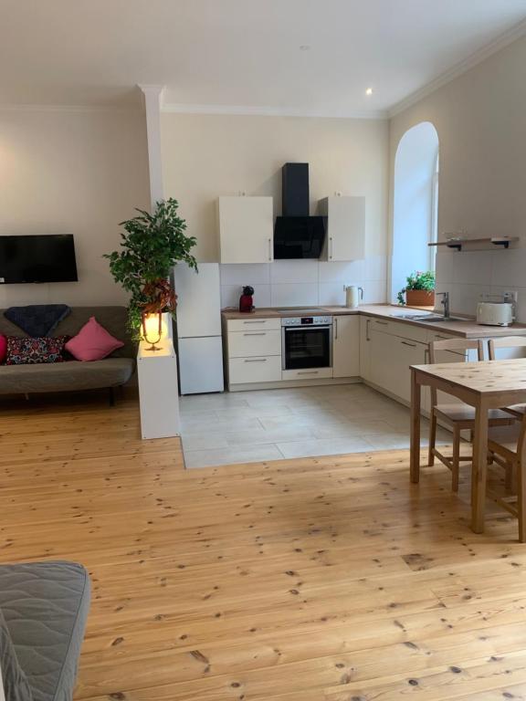 a living room with a table and a kitchen at Ferienwohnung Wethmüller in der Altstadt in Rinteln