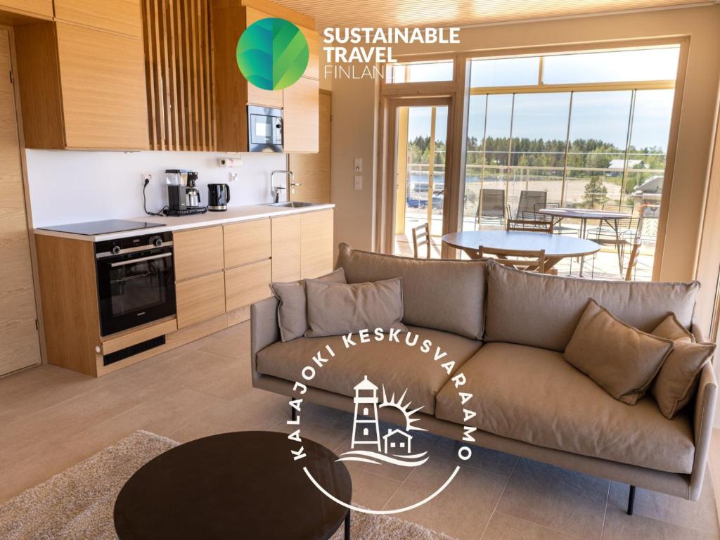 Marina Resort A7 في كالايوكي: غرفة معيشة مع أريكة ومطبخ