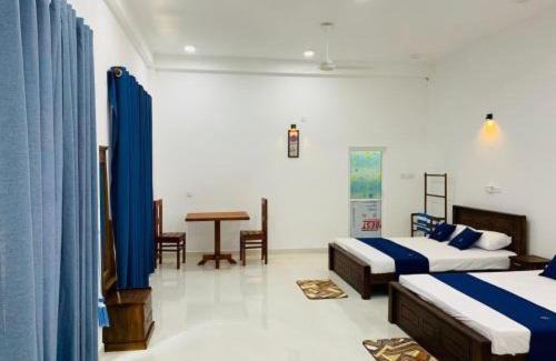 Giường trong phòng chung tại Kurulu Uyana Holiday Resort