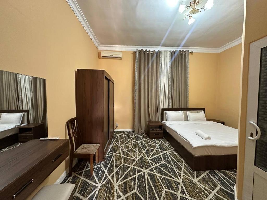 サマルカンドにあるHotel Global Starのベッド2台とバスルームがあるホテルの部屋