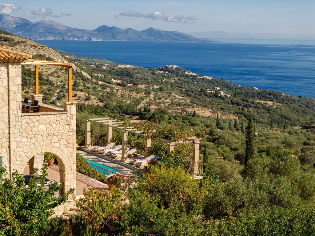 Un resort con piscina y el océano. en Armos Stone Villa - Private Pool & Sea Views, by ZanteWize, en Skinária