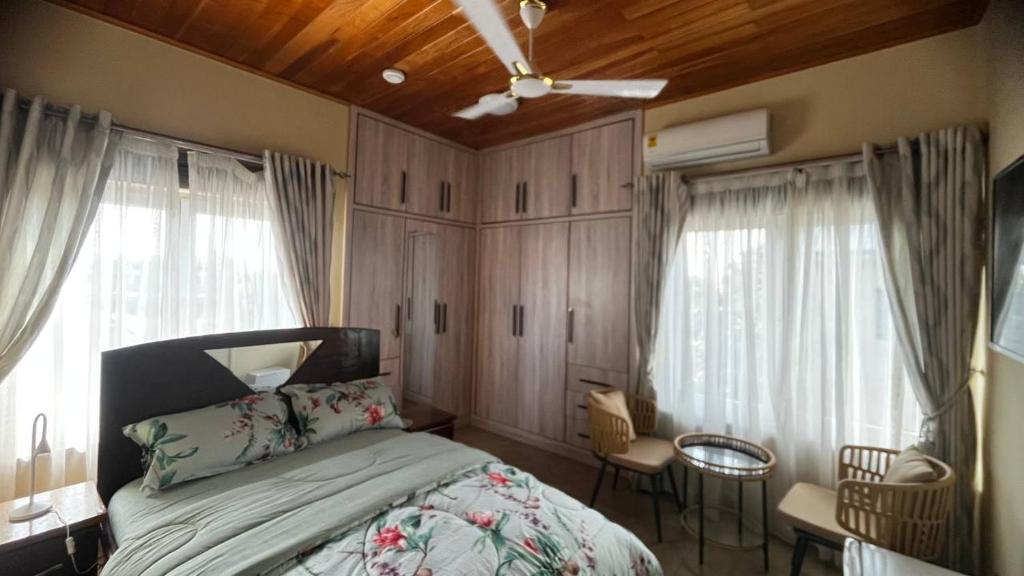 Ένα ή περισσότερα κρεβάτια σε δωμάτιο στο Charisma Guest House