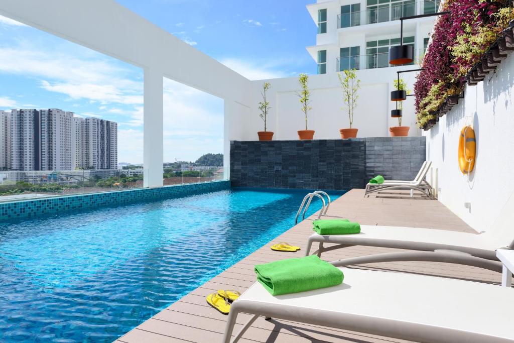una piscina en la azotea de un edificio en Olive Tree Hotel Penang, en Bayan Lepas