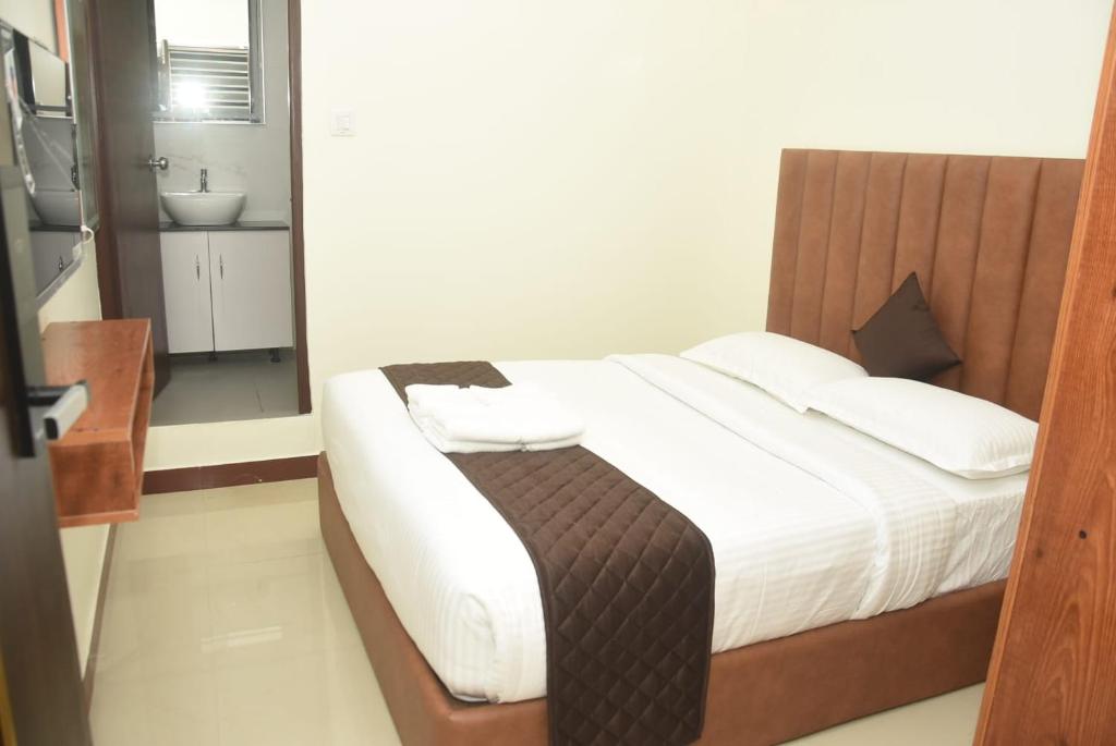Giường trong phòng chung tại Mano Residency by NIRA Hospitality- Just 3 Kms from Meenakshi Amman Temple