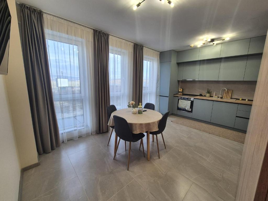 eine Küche und ein Esszimmer mit Tisch und Stühlen in der Unterkunft XTN house AIRPORT with PARKING in Cluj-Napoca