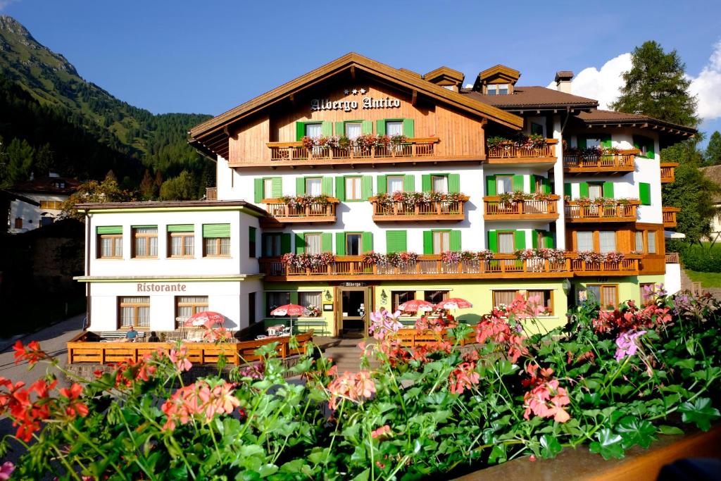 Nespecifikovaný výhled na hory nebo výhled na hory při pohledu z hotelu