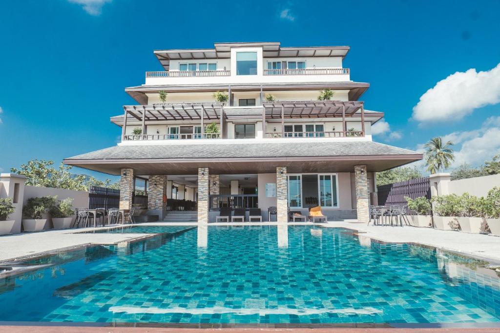 Πισίνα στο ή κοντά στο Ratana Hotel Chalong