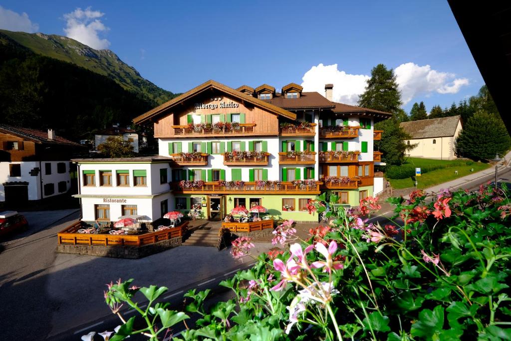 Nespecifikovaný výhled na hory nebo výhled na hory při pohledu z hotelu