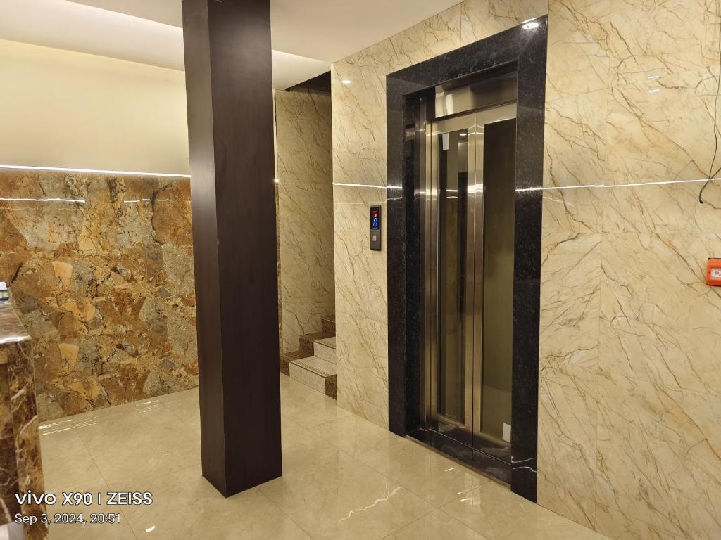 گریس وی در بمبئی
