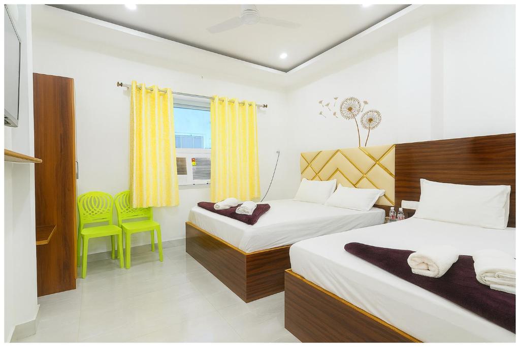 Ένα ή περισσότερα κρεβάτια σε δωμάτιο στο Hotel The Shekhar Premium Palace Near Varanasi Junction Railway Station 1500m # Kashi Vishwanath Temple # Free Wifi and Room Service - Fully Air conditioning Premium Room # Best Family Hotel In Varanasi