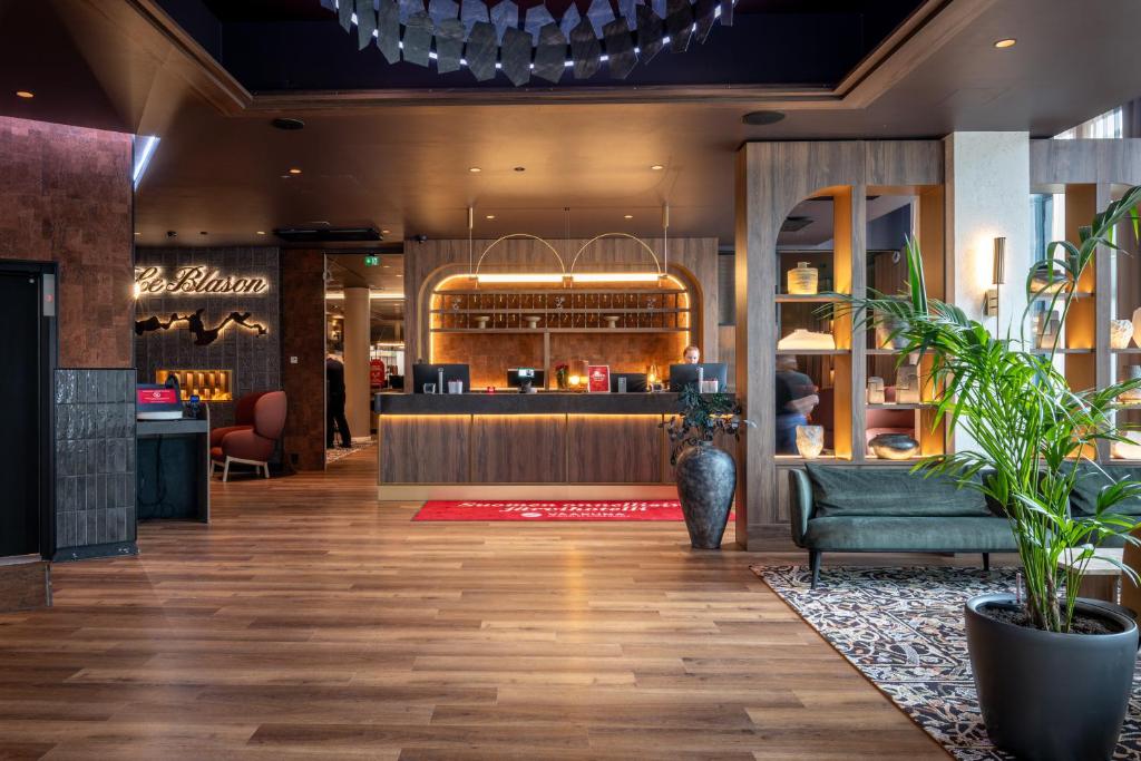 a lobby of a restaurant with a bar at Original Sokos Hotel Vaakuna Hämeenlinna in Hämeenlinna