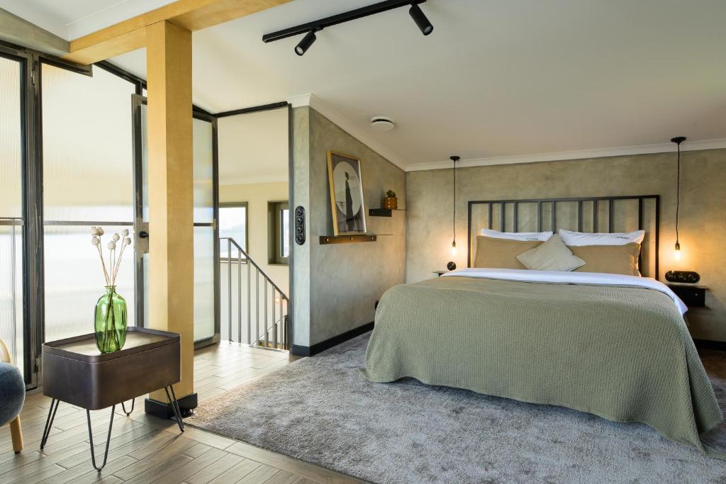 Un pat sau paturi într-o cameră la Dom w trawach