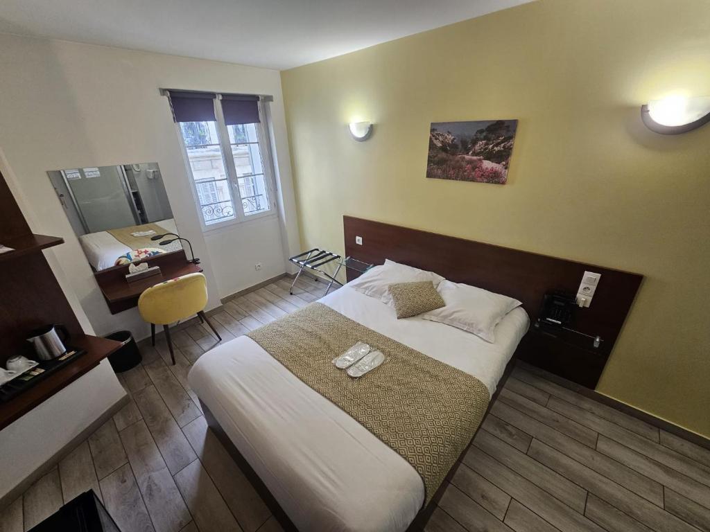 Giường trong phòng chung tại Massilia hôtel