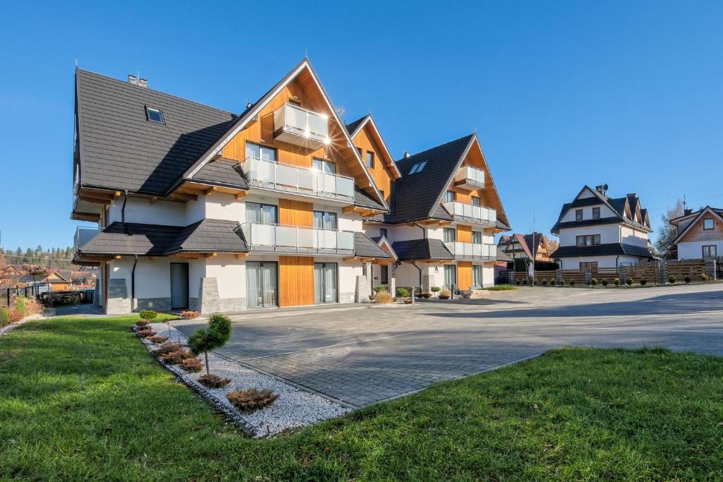 una casa grande con tejado abuhardillado en Apartamenty Odkryj-Bialke, en Białka Tatrzanska