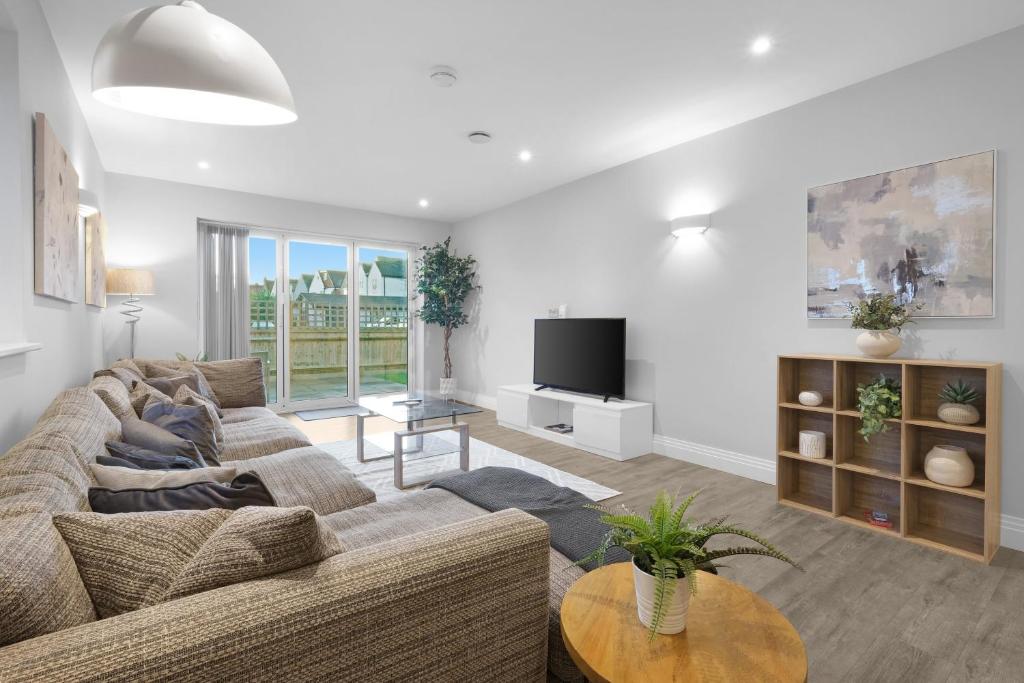 a living room with a couch and a tv at The Isleworth Garden Retreat 3BR 2BA with Gated Parking in Isleworth