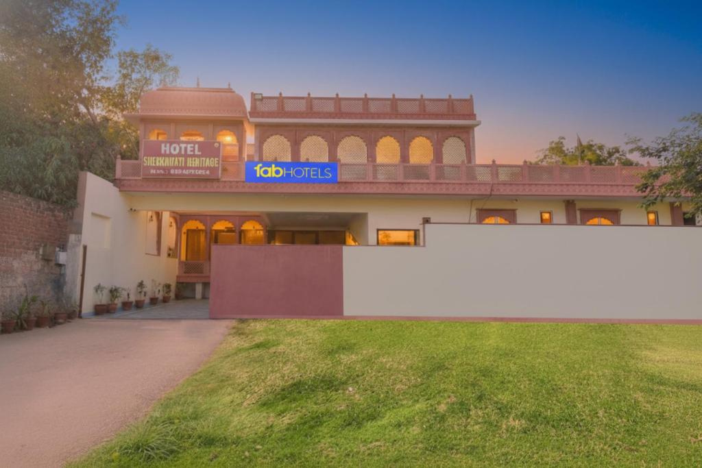 FabHotel JBS Heritage في جايبور: مبنى يحمل لافتة مكتوب عليها "مناظر الفندق"