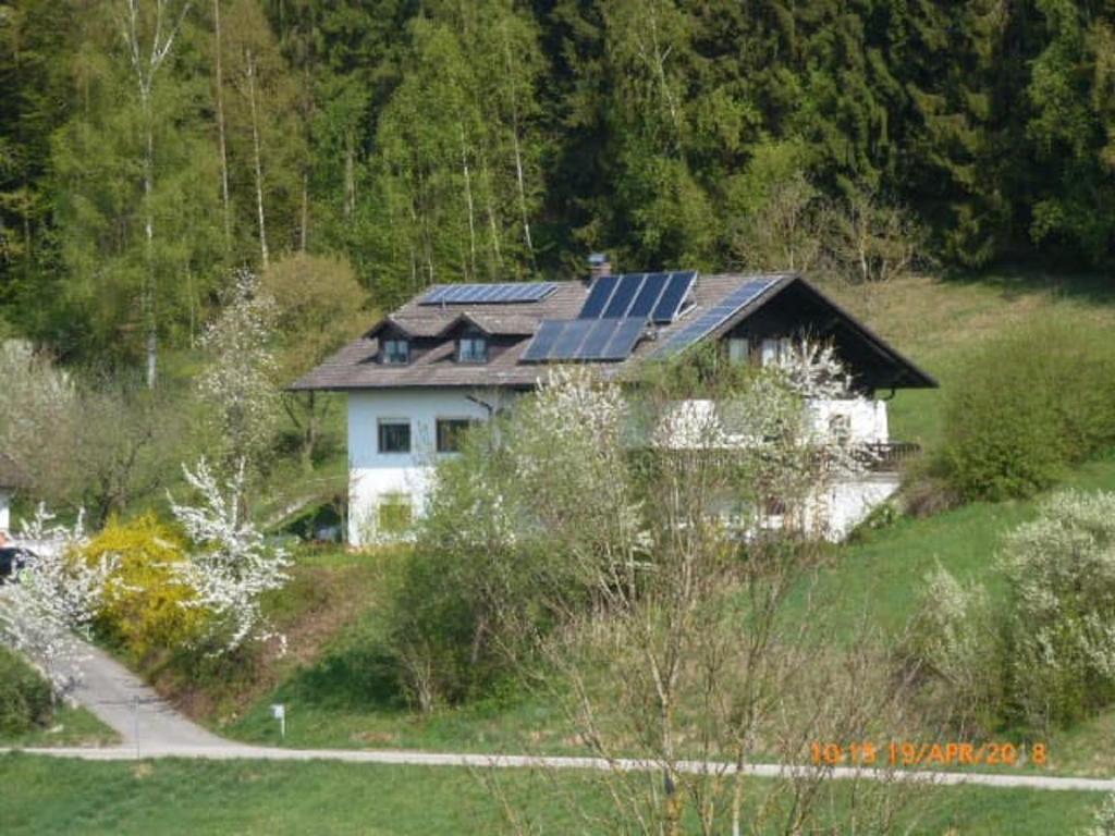 a house with solar panels on top of it at Seidl's Ilztalfewo in Witzmannsberg
