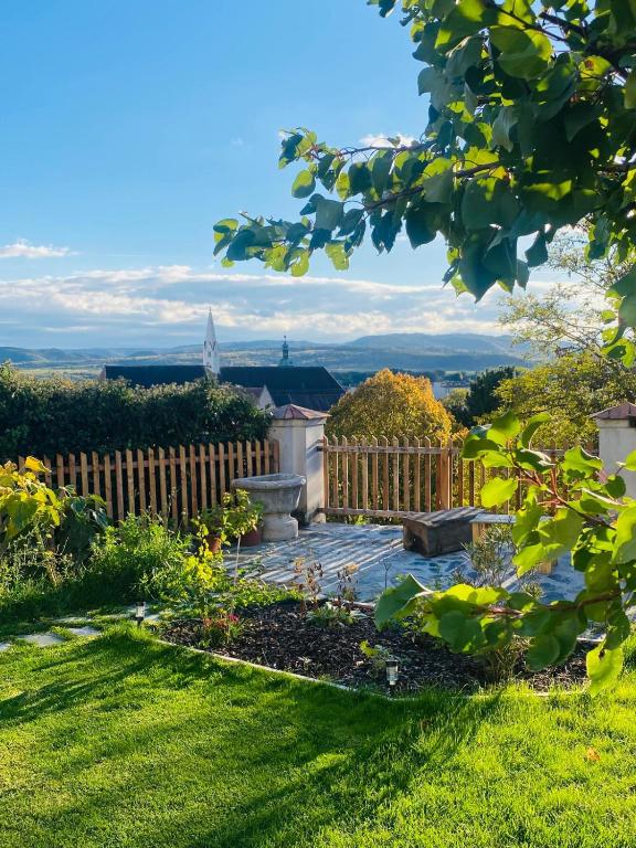 a garden with a wooden fence and green grass at kremsoase in Krems an der Donau