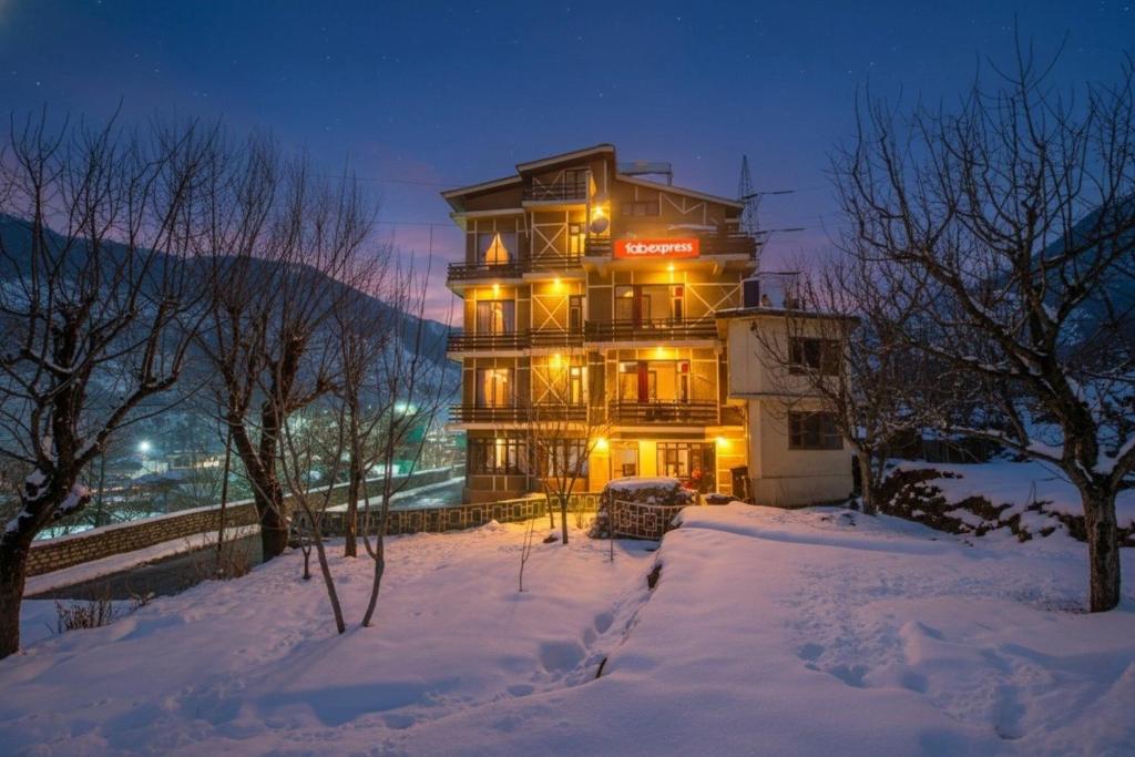 FabHotel Shami Inn Naggar Road trong mùa đông