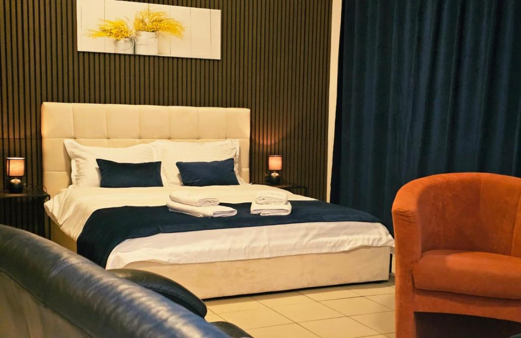 Maison Mimosa avec garage privé في دينانت: غرفة نوم بها سرير عليه منشفتان