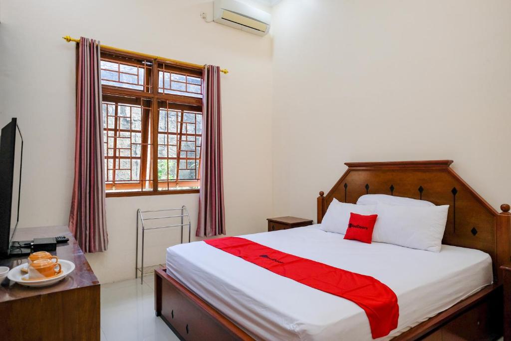 Ένα ή περισσότερα κρεβάτια σε δωμάτιο στο RedDoorz Near Monjali Yogyakarta