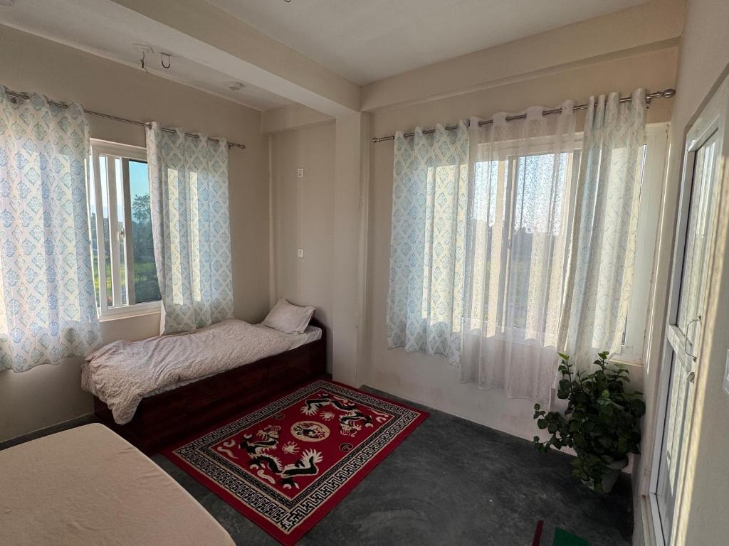 Ένα ή περισσότερα κρεβάτια σε δωμάτιο στο River Tiger Safari & Homestay