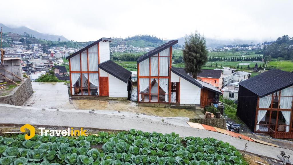 Nespecifikovaný výhled na hory nebo výhled na hory při pohledu z chaty