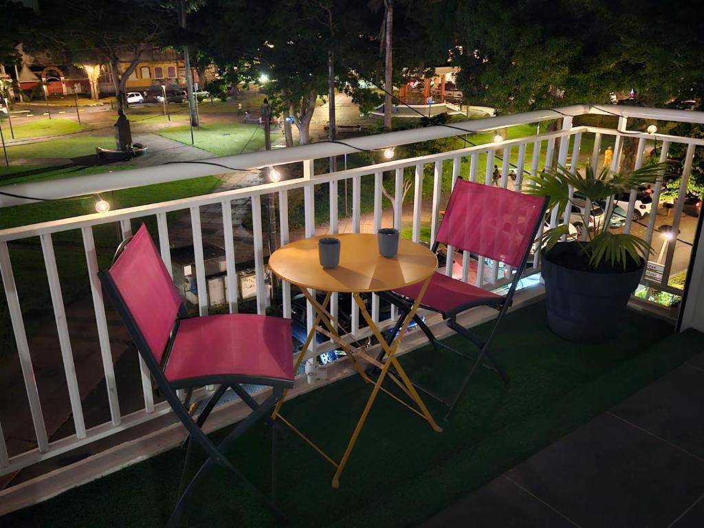 En balkon eller terrasse på L'Echappée Créole Place de la Victoire