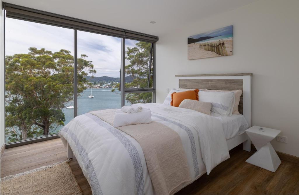 Postel nebo postele na pokoji v ubytování Coastal Views - waterfront guest apartment