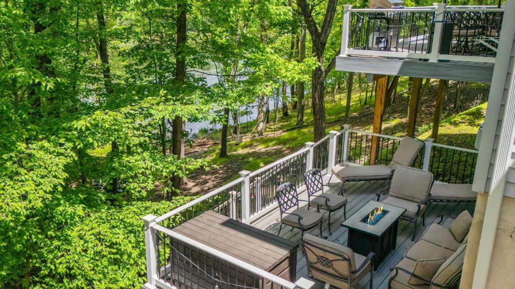 Μπαλκόνι ή βεράντα στο Lakeview Retreat w Kayaks Game Room Firepits Gated Community w Lake Beach Access
