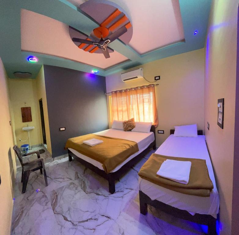 Postel nebo postele na pokoji v ubytování RISHANK HoME STAY