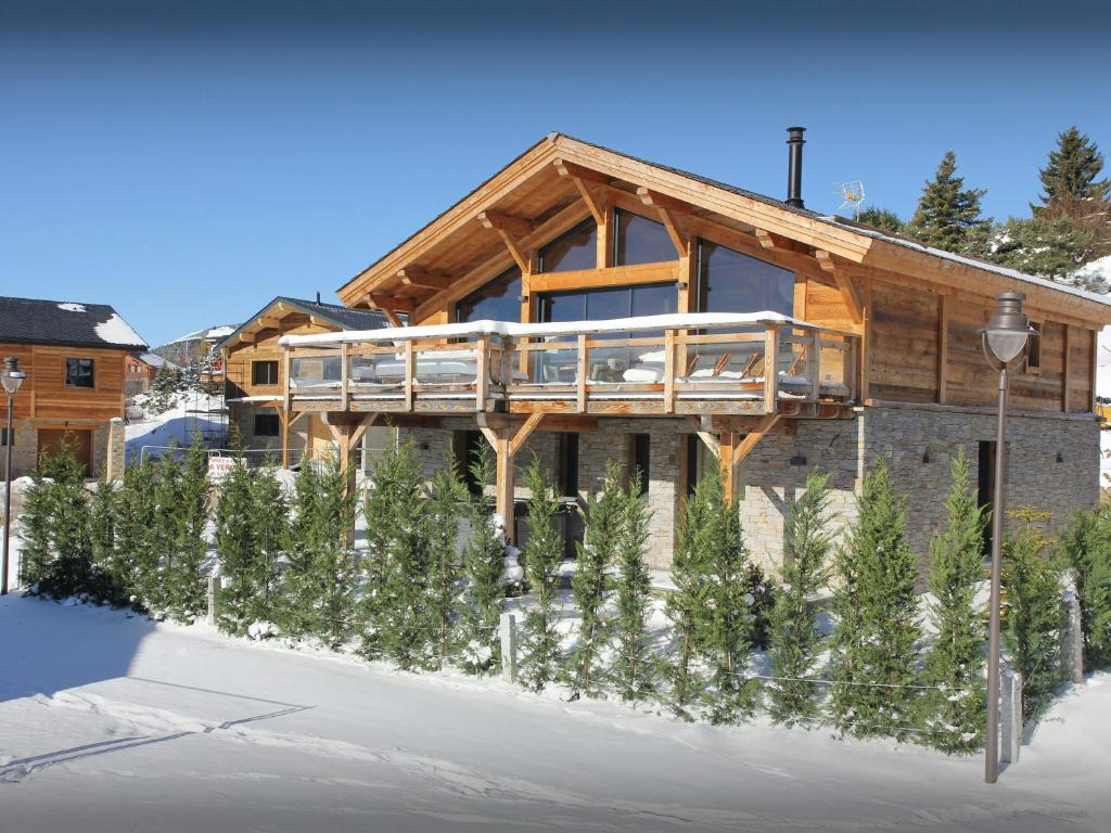 una casa con una terraza a un lado en Chalet Càlid - OVO Network, en Font-Romeu