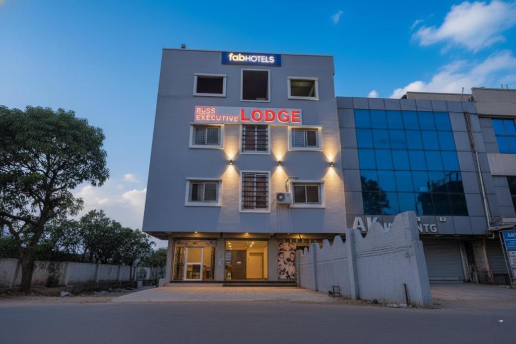 een gebouw met een bord waarop 'Flamingo Lodge' staat bij FabHotel Bliss Executive - shaniwar wada in Pune