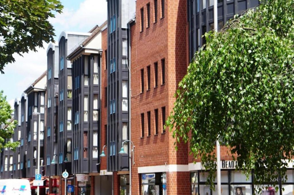 ein rotes Backsteingebäude in einer Stadtstraße in der Unterkunft Wohnung im Herzen der Altstadt in Bonn
