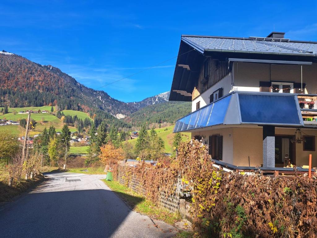 Apartment Appartement 1 by Interhome في روسباخ أم باس غشوت: منزل على جانب الطريق