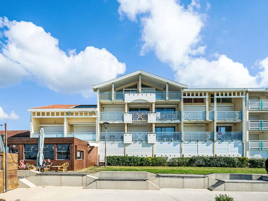 Apartment Les Hauts de la Corniche by Interhome في ميميزا-بلاج: مبنى به شرفات على جانبه