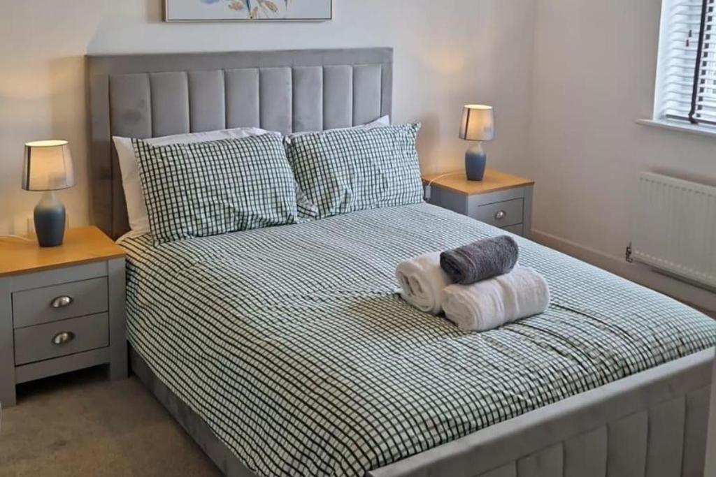 En eller flere senge i et værelse på House - Sleeps 8 - Parking - Garden