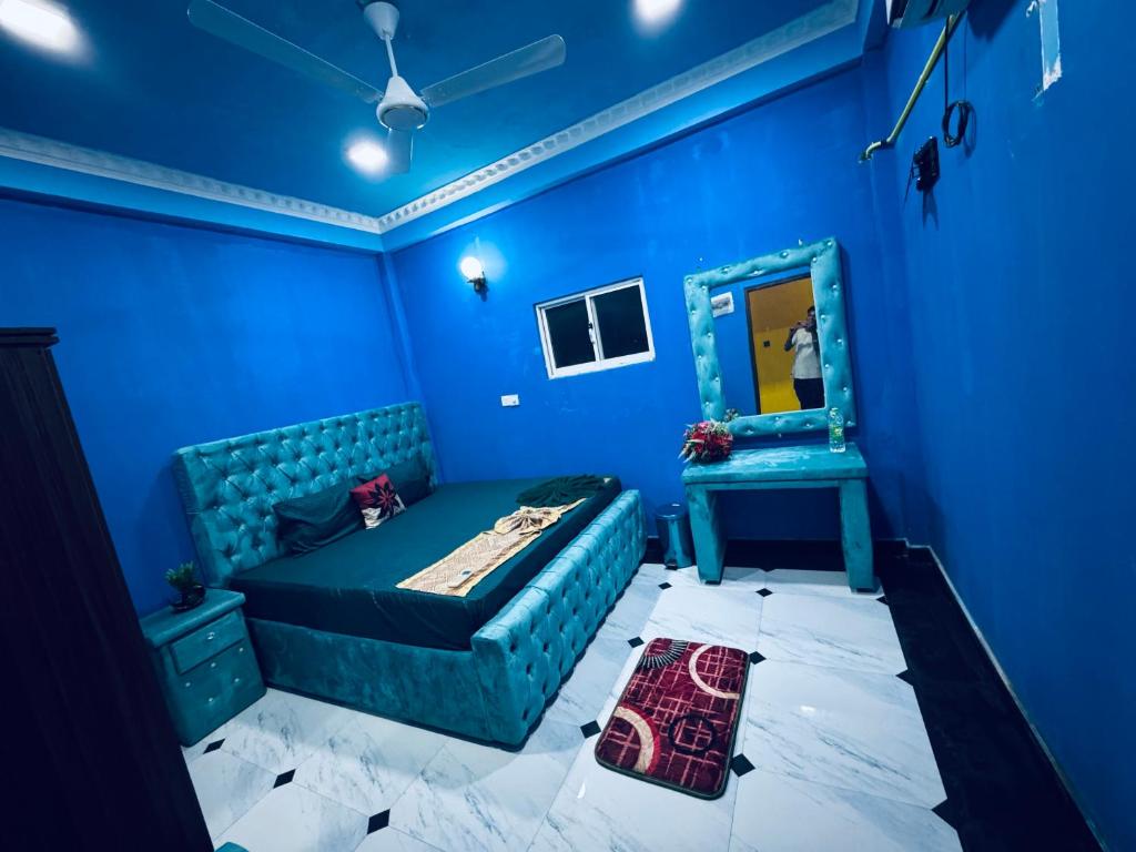 Una televisión o centro de entretenimiento en White Palace airport hotel