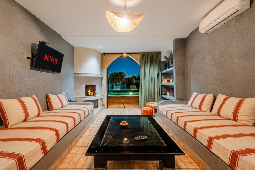 Χώρος καθιστικού στο Villa piscine privée sans vis à vis, Vue superbe, Proche centre - Fibre Optique Wifi - Family Only