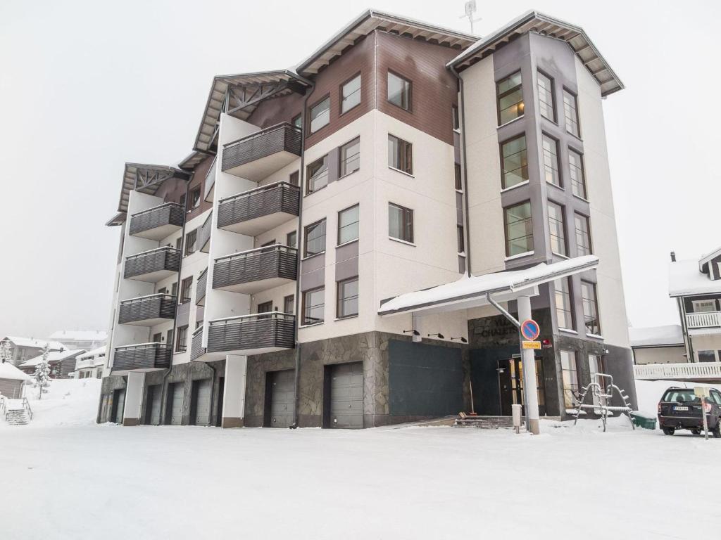 Holiday Home Nordic chalet 8202 by Interhome في يلاس: مبنى به موقف سيارات أمامه