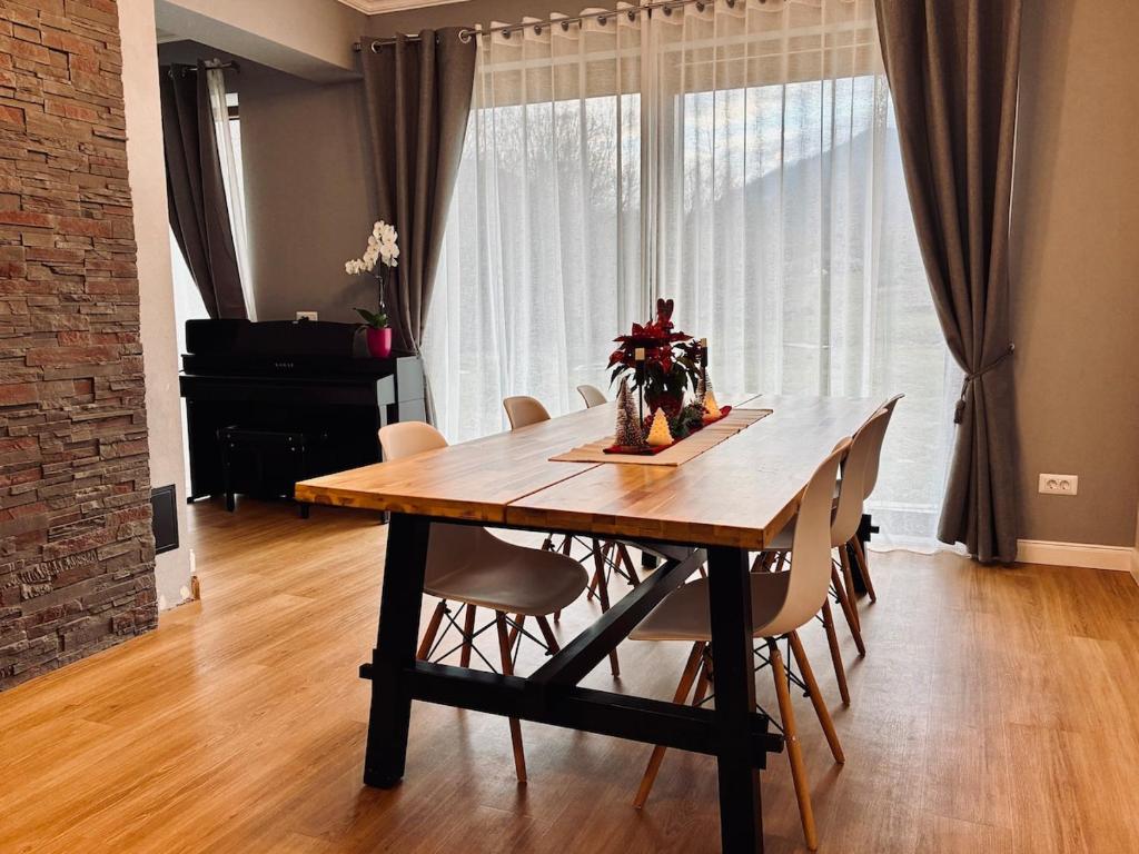 einen Esstisch mit Stühlen und ein Esszimmer in der Unterkunft Holiday Home in Dejani