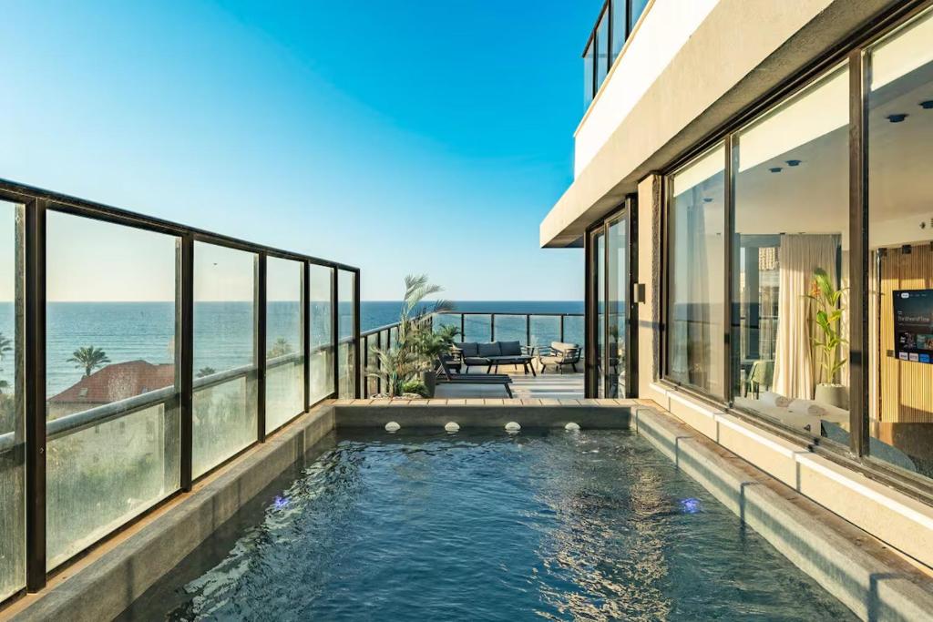 Swimmingpoolen hos eller tæt på Pool & Jacuzzi Seaview Penthouse by Lime Luxe