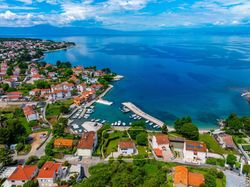 ヴァンタシチにあるHoliday Home Villa Gisela by Interhomeの小さな水上の町の空中風景