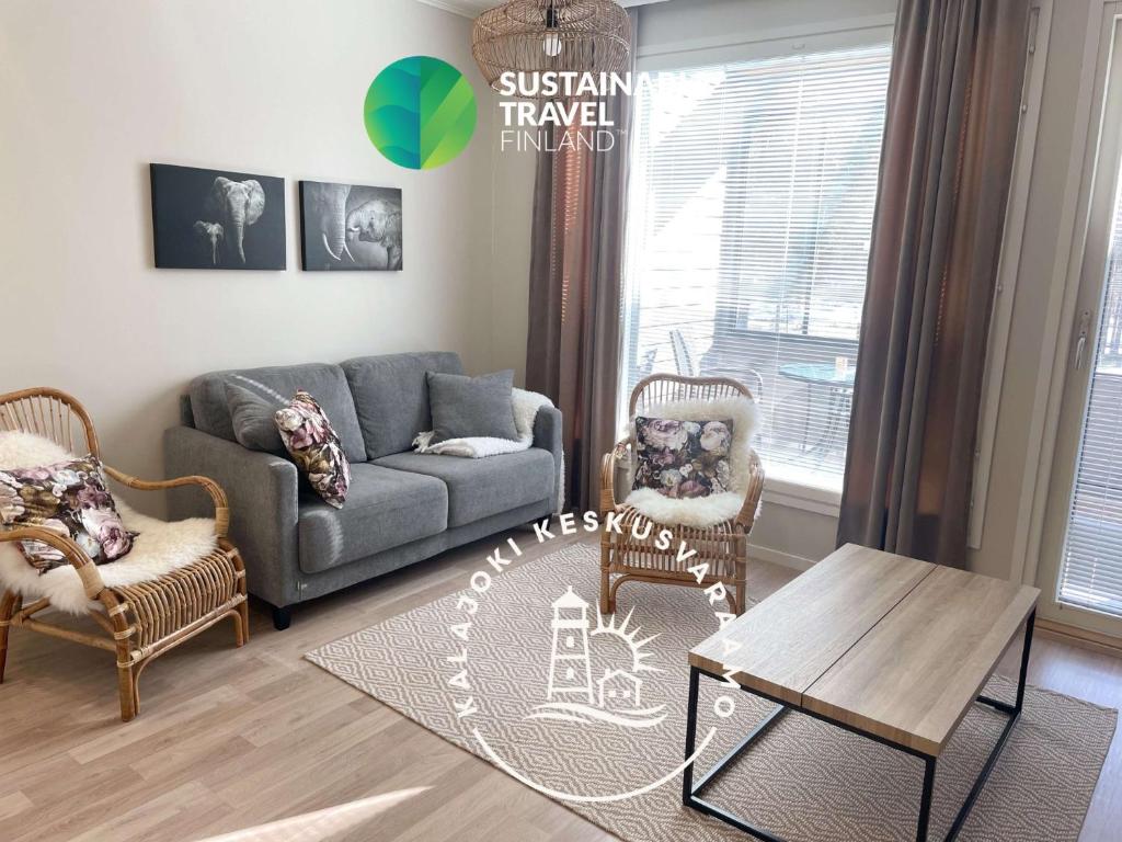 un soggiorno con un divano, sedie e un tavolo di Männikkö a Kalajoki