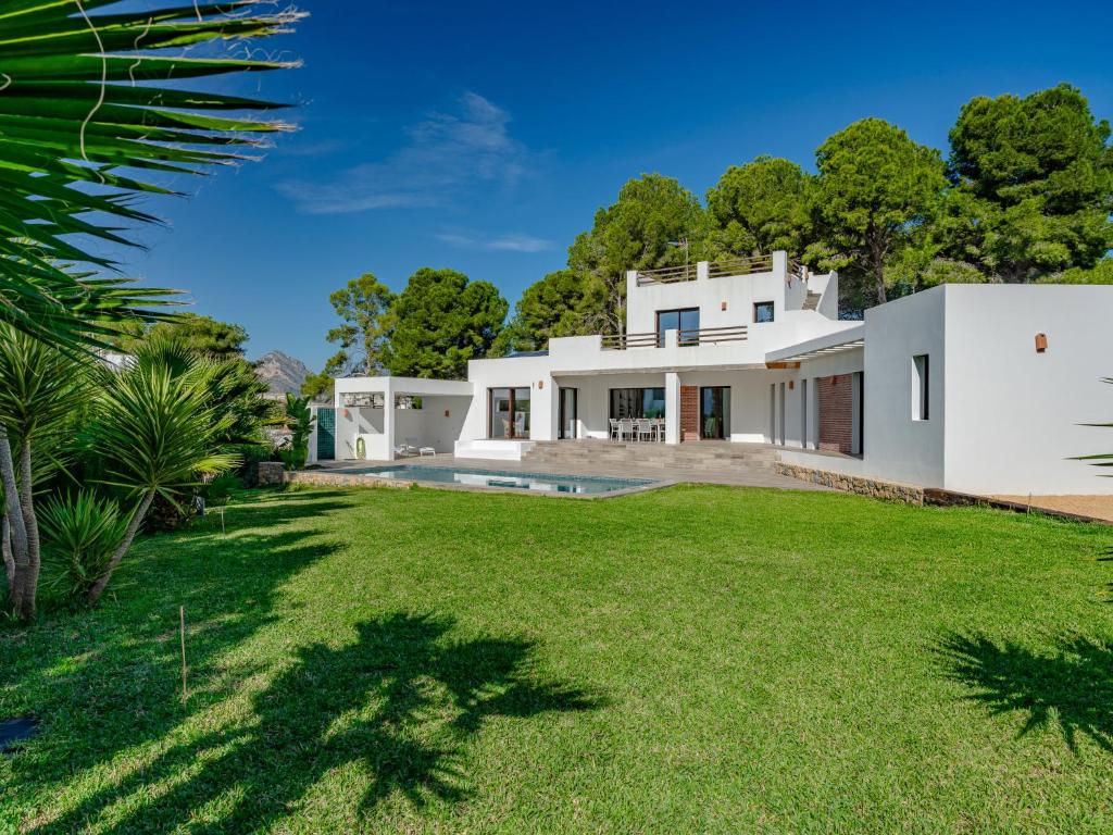 une maison blanche avec une grande cour dans l'établissement Villa Can Calablanca by Interhome, à El Tosalet