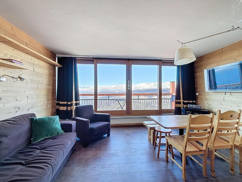 un salon avec un canapé et une table dans l'établissement Apartment La Nova-2 by Interhome, à Arc 1800