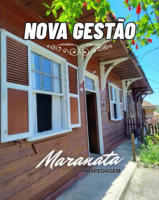 una casa con un cartello che recita nova casota di Hospedagem Maranata a Santo André