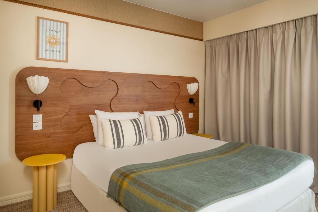 Postel nebo postele na pokoji v ubytování Hotel Coeur Marin